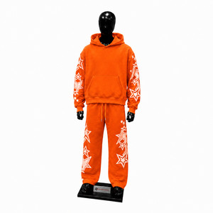 Ensemble de survêtement pour homme avec motif étoile orange, sweat à capuche et pantalon de jogging, streetwear, tenue décontractée oversize, styles urbains - Product Image 1