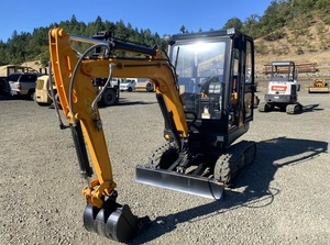 Mini-excavatrice de 1,2 tonne avec godet de creusement et composants essentiels du moteur pour les travaux d'aménagement paysager et les projets utilitaires - Product Image 2