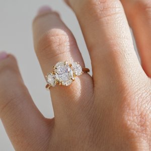 Anillo de Compromiso de Tres Piedras, 3.0 CTW, Corte Ovalado, Moissanita, Oro Sólido de 14K, Anillo de Propuesta de Matrimonio para Ella - Product Image 3