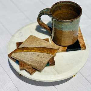 Posavasos de Madera para Bebidas |   Posavasos de madera de roble hechos a mano con resina epoxi de colores |   Juego de Regalo Premium Rústico y Resistente al Agua Fácil de Usar - Product Image 1