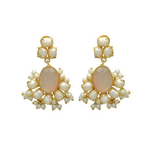 Boucles d'oreilles pendantes de mariage pour femme en laiton plaqué or 24 carats, saphir, perle naturelle, style vintage chrétien, magnifiques et imposantes - Product Image 1