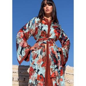 Kaftan confectionné en soie brocart italienne de la plus haute qualité, tons doux ivoire, blush et caramel, entièrement doublé, avec sous-robe en soie blush. - Product Image 5