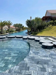 Carrelage de bordure de piscine en travertin blanc cristallin naturel du Vietnam, 12x12, moderne, poli, antidérapant, pour aménagement paysager extérieur - Product Image 3