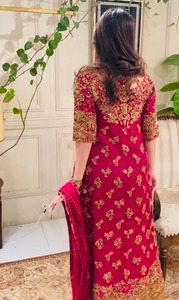 Vestido Anarkali Pakistaní Premium Plateado Metálico, Largo y Escultural, con Hombros Acolchados con Estructura Audaz y Detalles Intrincados - Product Image 3