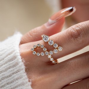 Bague de luxe en or jaune massif 14 carats avec diamant de laboratoire taille ronde, initiale J, directement de l'usine - Product Image 2