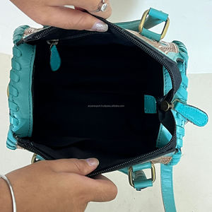 Bolso Bandolera de Cuero Vacuno Genuino Hecho a Mano, Diseño Boho, Moderno, Pequeño, Elegante, con Estampado Floral y Detalles en Turquesa - Product Image 6