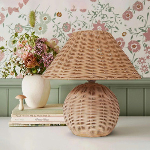 Bohemian Modern oder küsteninspirierte Inneneinrichtungen bringen Eleganz und Funktionalität in Ihr Dekor – Rattan-Tischlampe - Product Image 5