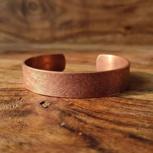 Bracelet unisexe moderne antique en cuivre massif poli, sans plomb ni nickel, forgé à la main, cadeau de mariage fait main - Product Image 6
