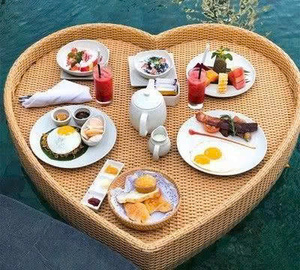 Bandeja flotante redonda grande de ratán para desayuno, ideal para un ambiente romántico junto a la piscina en un hotel, spa o resort al estilo Bali. - Product Image 3