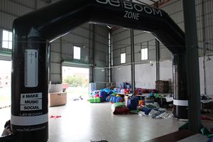 Arco Inflable Impermeable y Resistente BOOM ZONE de Más de 12 Pies para Eventos Publicitarios al Aire Libre con Inflado Eléctrico - Product Image 3