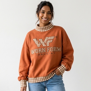Sudadera Gráfica Rosa Coral para Mujer con Hombros Caídos, Cuello Alto y Contraste de Gingham - Product Image 6