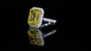 Bague de cocktail de luxe pour femme avec diamant jaune taille émeraude serti pavé, certifiée IGI - Product Image 5