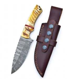 Couteau d'extérieur artisanal en acier Damas, manche en corne de cerf, travail de finition sur le dos, étui en cuir - Product Image 1