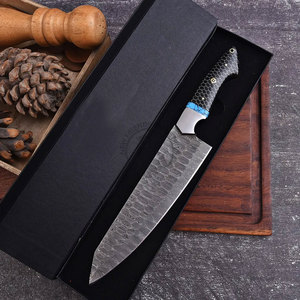 Couteau de cuisine Santoku japonais haut de gamme en acier carbone Damas, lame martelée de 8 pouces, manche en nid d'abeille, fabrication artisanale. - Product Image 4