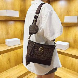 Bolso de Hombro Vintage de Piel Sintética para Mujer con Patrón de Letras, Cierre de Cremallera y Borlas Decorativas, Bandolera de Moda para Verano/Invierno - Product Image 1
