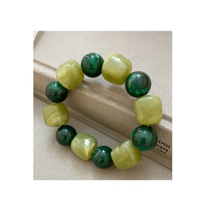 Bracelet en résine de luxe moderne avec motifs colorés uniques faits à la main, bijoux élégants et tendance pour femmes - Product Image 1