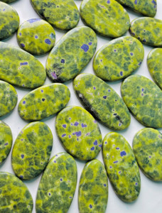 Piedras preciosas de Stichtite de cristal sueltas de grado AAA 100% Natural suave pulido parte posterior plana Atlantisite cabujón increíbles piedras preciosas sueltas - Product Image 2