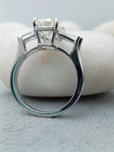 Anillo de Compromiso y Boda de Oro Sólido de 14k con Diamante Cultivado en Laboratorio de Corte Esmeralda de 2ct VVS/VS, Certificado por IGI - Product Image 5