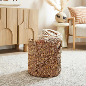 Panier de rangement miniature en jonc de mer naturel Sisu Handicraft, forme ronde avec poignée, multifonctionnel pour la décoration de la maison et les articles divers - Product Image 1