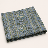 Tissu en coton imprimé à la main à motifs floraux bleus, avec un motif botanique doux sur fond pastel, textile respirant pour kurti.