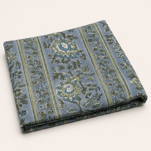 Tela de algodón estampada a mano con motivos florales azules y suaves motivos botánicos sobre un fondo pastel, textil transpirable para kurti. - Product Image 1