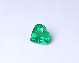 Esmeralda Natural de Zambia de Alta Calidad, 2.87 Quilates, Corte Corazón Facetado, Buena Claridad, Verde Intenso, Certificada por IGI, Sin Tratamiento, para Joyería - Product Image 2