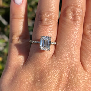 Anillo de Bodas con Diamantes Cultivados en Laboratorio, Corte Esmeralda, 3.20 Quilates en Total, Internamente Impecables, Certificados por IGI, Engaste Invisible en Oro, Clásico - Product Image 2