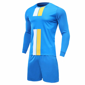 Vente en gros de nouveaux uniformes de football à manches courtes pour hommes adultes, polyester de haute qualité, respirant, respectueux de l'environnement - Product Image 6