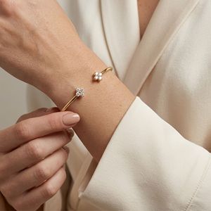 กำไลข้อมือทองคำ 14K ประดับเพชรลายดอกไม้แบบเปิด - Product Image 2