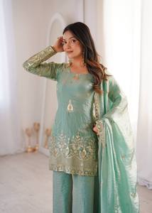 Robe Anarkali traditionnelle indienne et pakistanaise pour femmes, de couleur vert menthe, brodée, longue jusqu'au sol, avec bordure dorée, tenue de mariage - Product Image 5