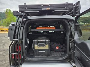 Gran Compra de Auto Usado: Land Rover Defender 110 S TReK Edition 2023, SUV Listo para Enviar a Todo el Mundo - Product Image 2