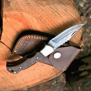 Couteau pliant utilitaire A&M Enterprises en acier Damas fait main, à lame fixe et pointe tombante, avec manche en bois et étui en cuir de qualité supérieure - Product Image 3