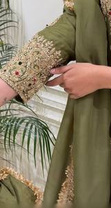 Ensemble haut, pantalon et dupatta en soie romaine avec broderie fantaisie et travail de sequins, entièrement cousu, avec doublure en micro-coton, tenue de fête MHI 906 - Product Image 5