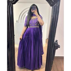 ROBE DE TRAVAIL EN FIL DE BRODERIE DE SOIE FANTAISIE CHINON AVEC DUPATTA VIOLET - Product Image 1