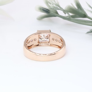 Anillo de Hombre Clásico de Oro Rosa con Diamante Cultivado en Laboratorio, Corte Princesa, Engaste Solitario en Bisel, Anillo de Boda, Joyería Fina - Product Image 3