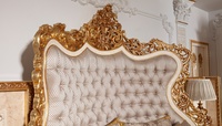 Lit king-size contemporain en bois massif sculpté or de luxe avec ensemble de chambre (armoire, tables de chevet, coiffeuse) pour hôtels et villas
