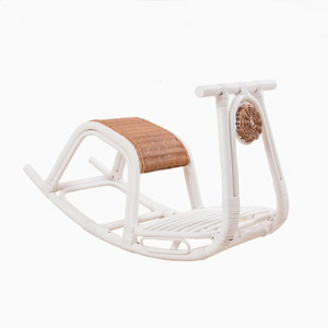 Une chaise à bascule blanche originale en rotin naturel, mobilier pour enfants, une chaise jouet mignonne et robuste pour bébés. - Product Image 3