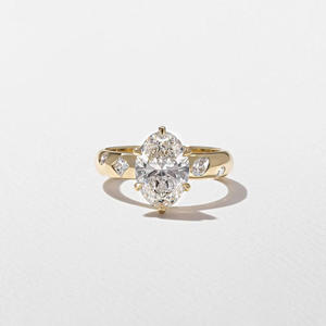 Élégante bague ovale en argent 925 avec diamant moissanite, finition dorée et pierres latérales étincelantes, bijoux de mariée de luxe - Product Image 1