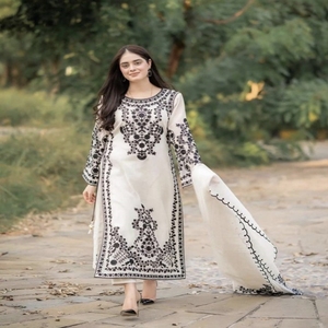 Conjunto de shalwar kameez de chifón tradicional de alta calidad para mujer, de 3 piezas, con chal bordado para bodas y fiestas - Product Image 3