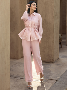 Conjunto de 2 Piezas Rosa para Mujer, Camisa y Pantalones Anchos, Atuendo Musulmán Modesto, Traje Elegante con Cinturón, Cuello en V, 100% Poliéster - Product Image 1