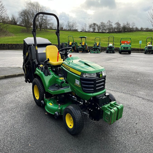 Tondeuse autoportée puissante John Deere X950R conçue pour une coupe efficace de l'herbe, des soins professionnels des pelouses et une fiabilité garantie. - Product Image 2