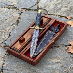 Couteau à lame pointue en acier de Damas avec manche bleu et étui en cuir, lame droite - Product Image 1