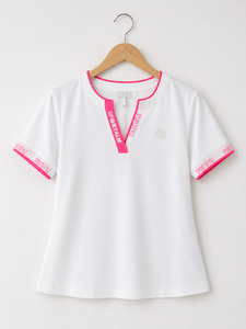 Camiseta Deportiva Blanca de Algodón Tejido para Mujer, Cuello en V, Manga Corta, con Ribete en Contraste y Logotipo Personalizado - Product Image 1