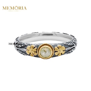 แหวนเงินแท้ 925 ชุบทอง 18k ประดับไพลินสีเหลืองธรรมชาติ ลายดอกไม้ ขายส่งจาก Memoria Jewels - Product Image 1