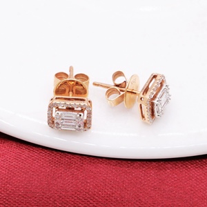 Boucles d'oreilles clous en or rose massif 18 carats avec diamants naturels taille baguette et halo carré, bijoux fins, Memoria Jewels - Product Image 3