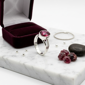 Anillo llamativo rosa fucsia hecho a mano – Anillo ovalado con piedra preciosa rosa, corte a cuadros, chapado en plata, acabado mate, estilo bohemio para mujer, latón - Product Image 2