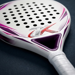 Raquette de padel en matériau composite durable, construction à poids équilibré, parfaite pour les débutants, les joueurs intermédiaires et les joueurs occasionnels. - Product Image 6