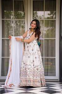 Anarkali Blanco de Faux Georgette para Fiesta, Diseño de Faux Georgette con Hilo y Lentejuelas, Anarkali con Borde de Encaje y Conjunto de Dupatta - Product Image 2