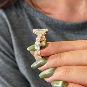Bague de fiançailles avec halo caché en diamant de laboratoire radiant de 5 carats E VVS2, bande de diamants ronds en or jaune de luxe de 4,2 mm, certifiée IGI - Product Image 6