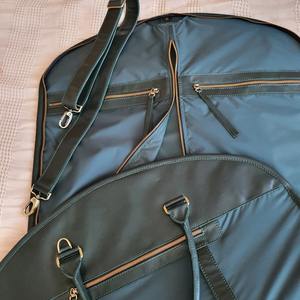 กระเป๋าใส่เสื้อผ้าแบบพับได้ ผ้าแคนวาสคุณภาพสูง พร้อมโลโก้สั่งทำพิเศษ สำหรับเดินทาง ใส่สูท หรูหรา สำหรับนักธุรกิจ รุ่น LCGB-0003 - Product Image 6